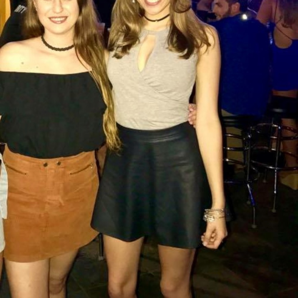 Gray keyhole top